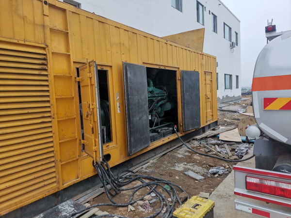 信丰如何在发电机出租合同中约定设备的维修和保养责任？